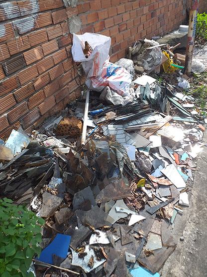 “Rác nguy hiểm” đổ tràn vỉa hè