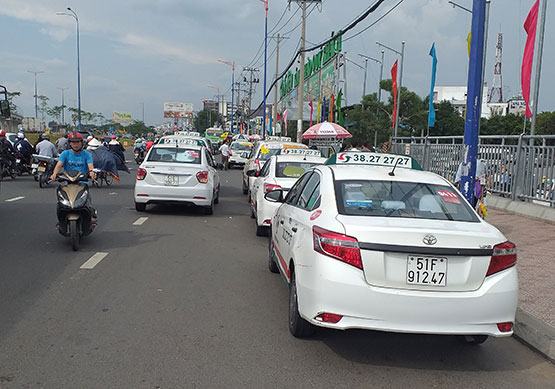 Taxi chiếm đường trước cổng Khu du lịch Suối Tiên