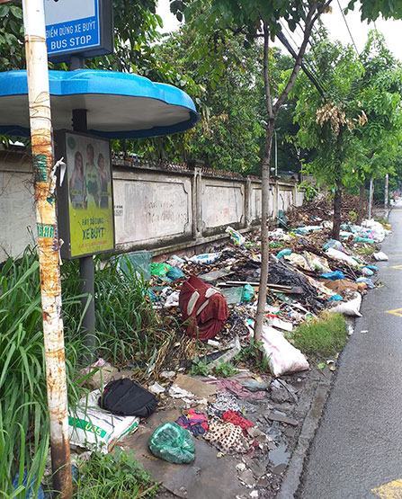 Trạm buýt thành nơi đổ rác!