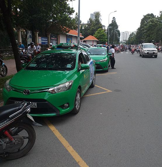 Taxi chiếm trạm dừng xe buýt!