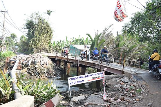 Người dân hoang mang vì cầu tạm Ông Ngữ rung lắc