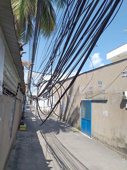 Quá nguy hiểm đường dây tải điện võng thấp!