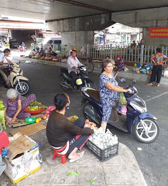 Họp chợ dưới gầm cầu
