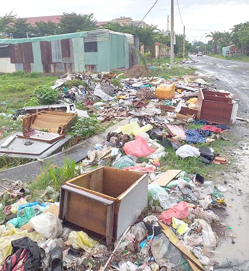 Bãi rác tự phát “bao vây” trường học