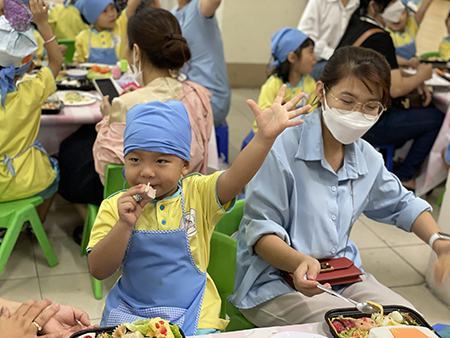 Trẻ mầm non vào bếp cùng ba mẹ