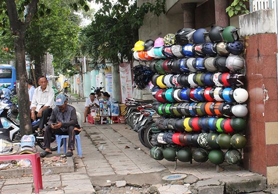 Nên đội mũ bảo hiểm đạt chuẩn!