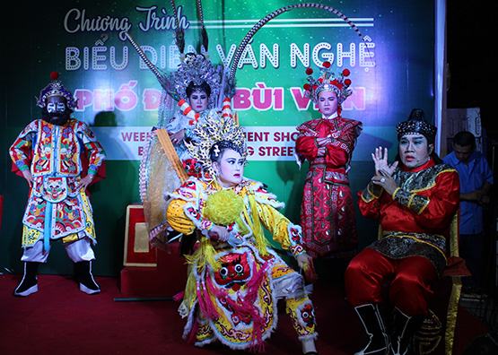 Hát bội xuống… phố đi bộ