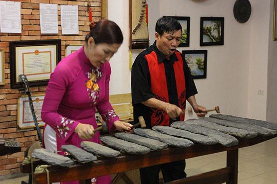 Chung niềm đam mê âm nhạc truyền thống