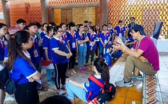 Hoàng Duẩn: Sân khấu và bục giảng!