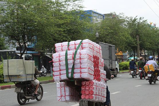 Nguy cơ gây tai nạn từ việc chở hàng cồng kềnh