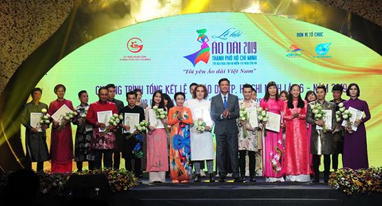 Áo dài Việt thu hút mọi lứa tuổi