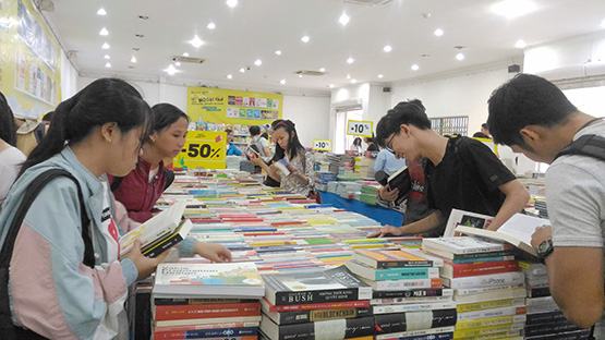 Giải “cơn khát” sách ngoại văn