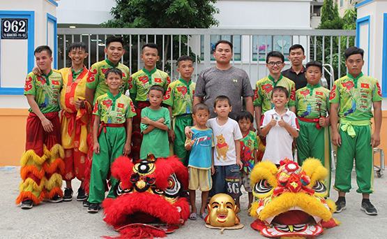 Đoàn lân của những đứa trẻ cơ nhỡ