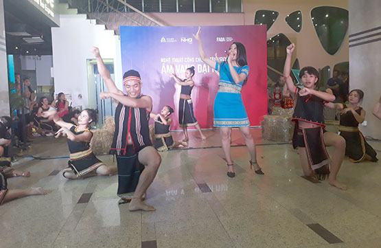 Cho tiếng cồng chiêng vang xa