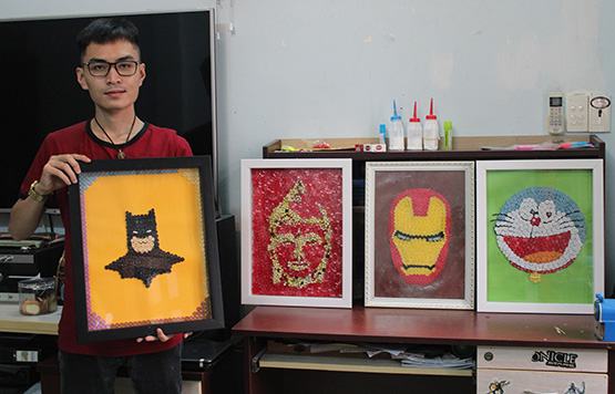 Chàng trai “biến” rác thải nhựa thành tranh