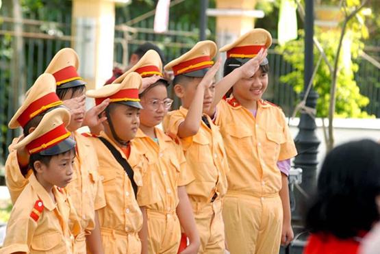 Học sinh trải nghiệm một ngày làm cảnh sát giao thông