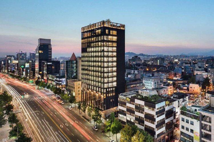 Shinsegae International là tòa nhà 15 tầng với khu vườn tuyệt đẹp trên mái.