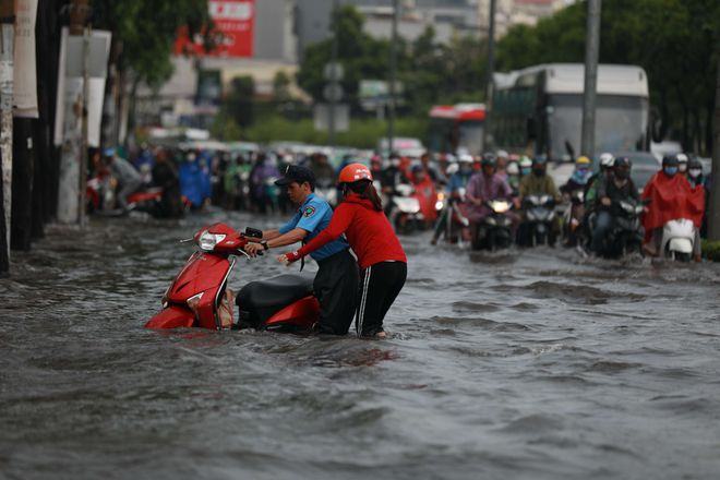 Chi hàng tỉ “đô”, ngập vẫn ngập /// Ảnh: Ngọc Dương