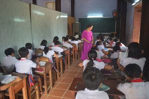 140 học sinh mượn miếu làm trường