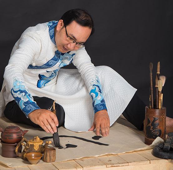 Nhà giáo Nguyễn Hiếu Tín và họa tự chuột mừng năm Tý