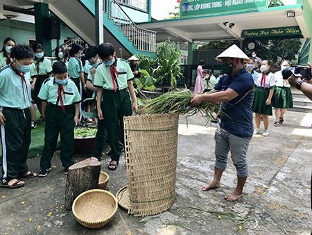 Thầy và trò cùng gặt lúa