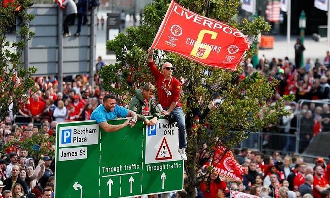 Biển người rước Cup cùng Liverpool