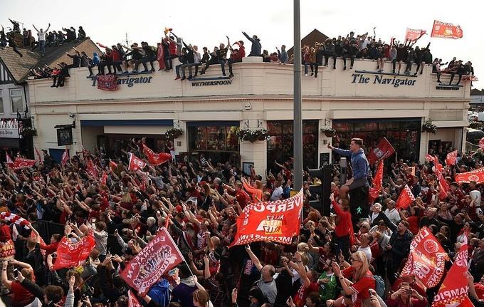 Biển người rước Cup cùng Liverpool