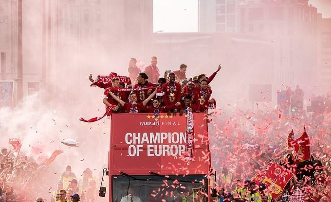 Biển người rước Cup cùng Liverpool