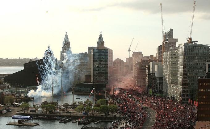 Biển người rước Cup cùng Liverpool