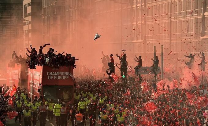 Biển người rước Cup cùng Liverpool