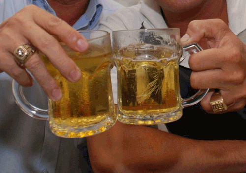 Quảng cáo làm tăng mức tiêu thụ rượu bia ở giới trẻ