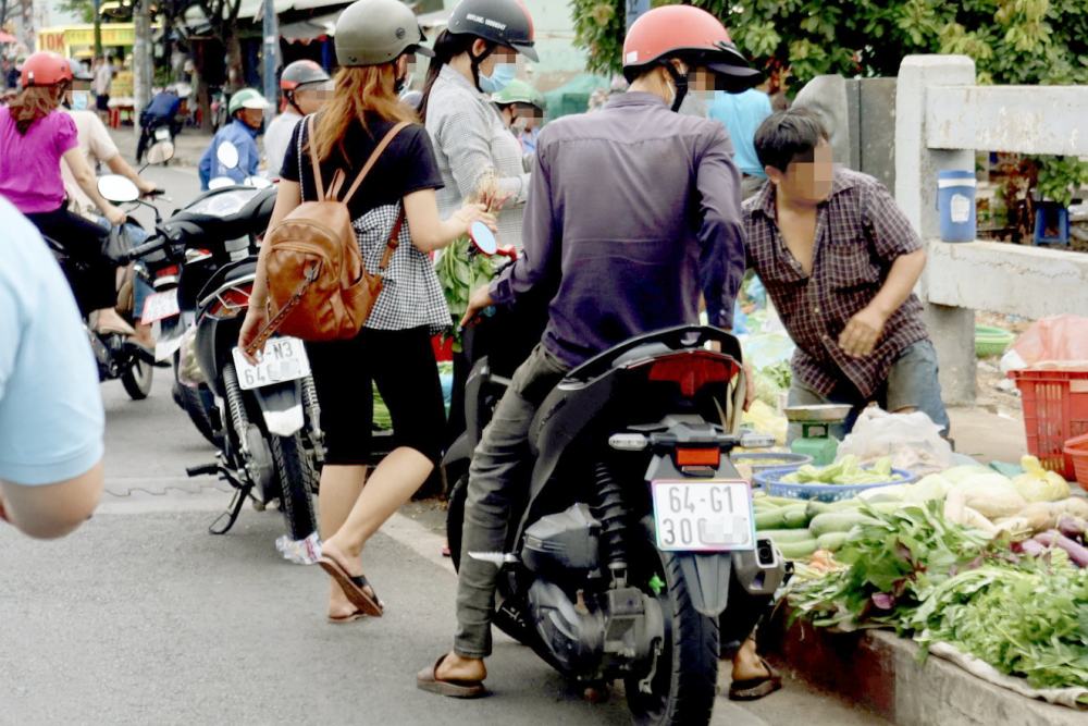 Chợ tự phát “mọc” dai dẳng trên cầu