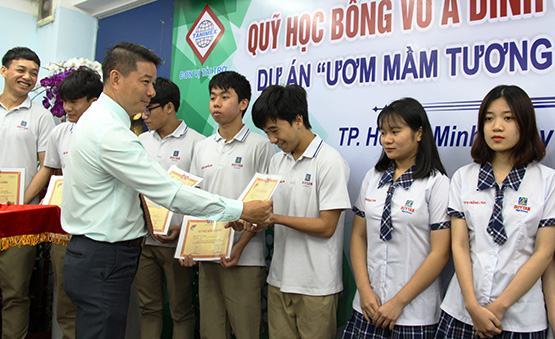 Quỹ học bổng Vừ A Dính: Tặng kinh phí dự thi THPT quốc gia cho 57 học sinh
