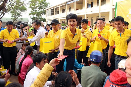 Hoa hậu H’Hen Niê tặng quà Tết cho học sinh, hộ nghèo