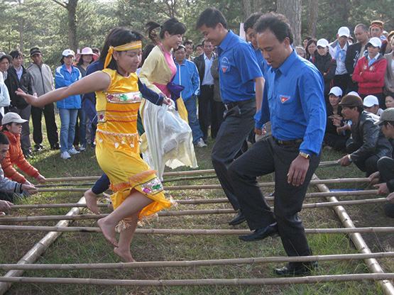 Liên hoan Diễn xướng dân gian văn hóa các dân tộc Trường Sơn – Tây Nguyên