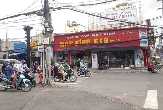 Vượt đèn đỏ, lấn vạch quy định vẫn tiếp diễn