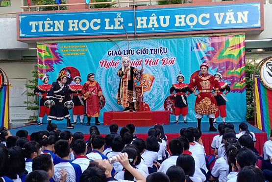 Hát bội đến trường học