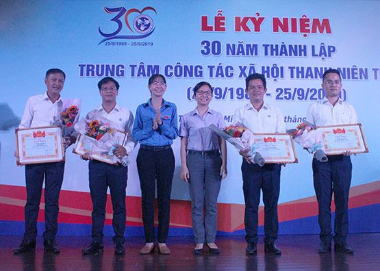 Khen thưởng cá nhân có nhiều đóng góp trong công tác xã hội