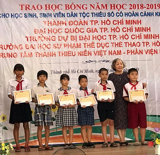 Quỹ học bổng Vừ A Dính: Trao 200 suất học bổng cho HS-SV dân tộc thiểu số