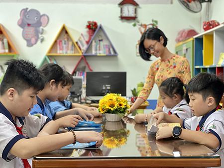 Chuyên nghiệp, duyên dáng như… phát thanh viên học đường