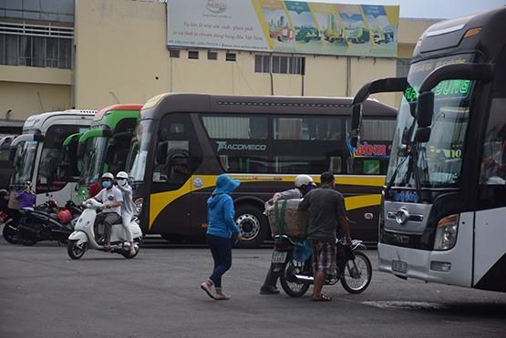 Bến xe, nhà ga thưa vắng hành khách