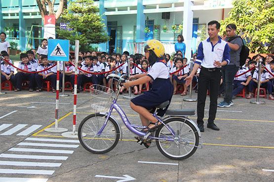 Trang bị kiến thức ATGT cho học sinh