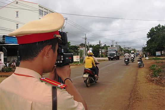 Chấn chỉnh vi phạm giao thông bằng camera cơ động