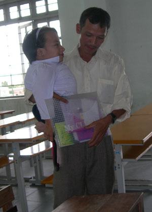 15 năm bế con đến trường