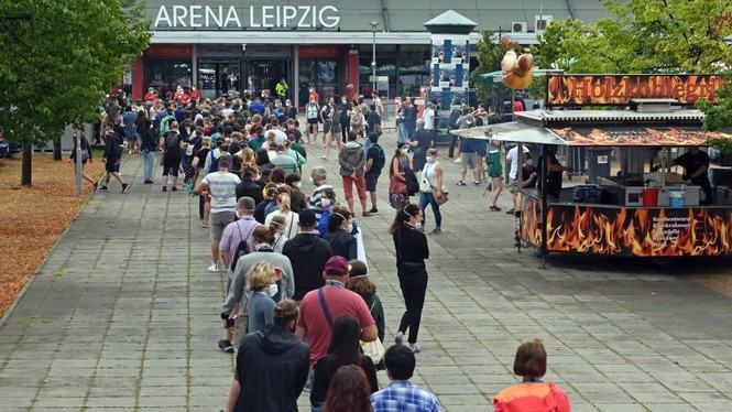 1.500 người tình nguyện tham gia đêm nhạc nghiên cứu về cách lây lan COVID-19 - ảnh 2