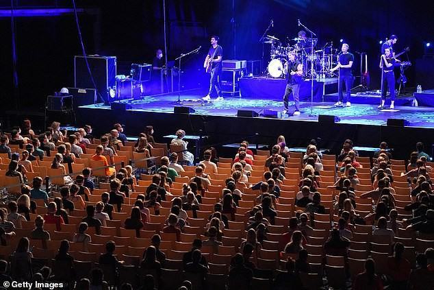 1.500 người tình nguyện tham gia đêm nhạc nghiên cứu về cách lây lan COVID-19 - ảnh 5