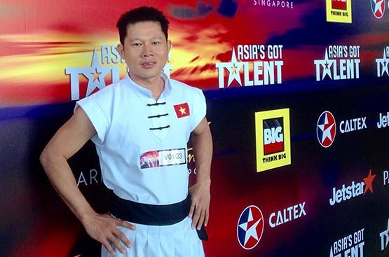 Người thích “đùa” với… kiếm!