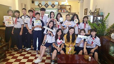 Học sinh ăn sáng cùng… hiệu trưởng