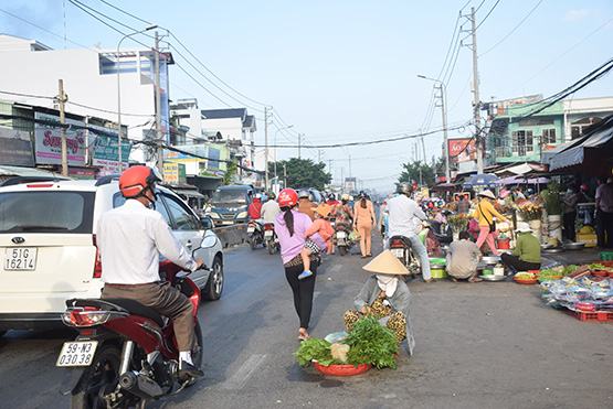 Xuống đường họp chợ
