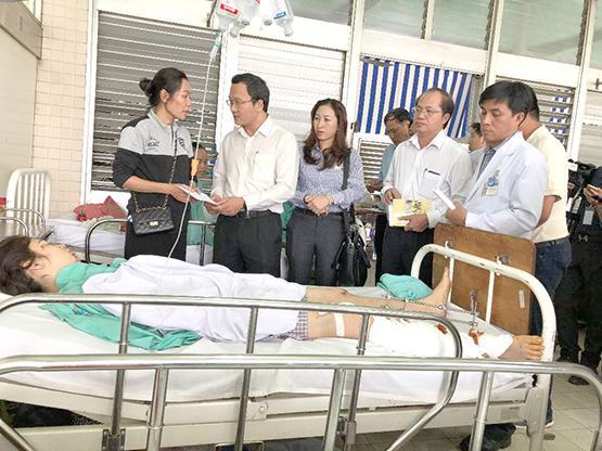 Thăm và hỗ trợ các nạn nhân bị xe container tông liên hoàn